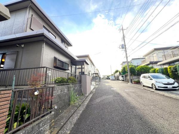 横浜市港南区下永谷２丁目 中古戸建 前面道路含む現地写真