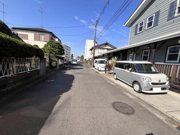 愛甲郡愛川町春日台５丁目 中古戸建 前面道路含む現地写真