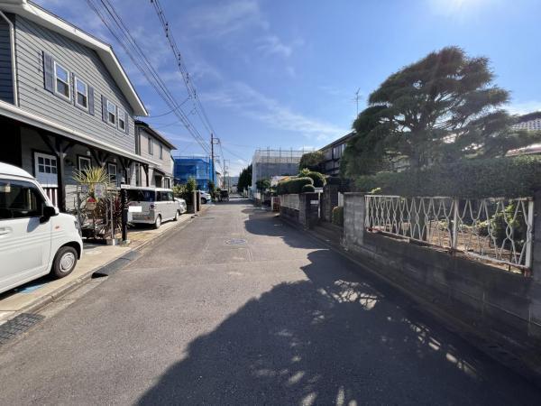 愛甲郡愛川町春日台５丁目 中古戸建 前面道路含む現地写真