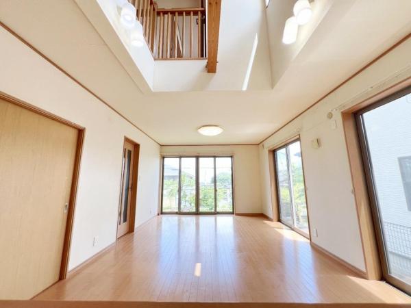 秦野市南が丘４丁目 中古一戸建 リビング