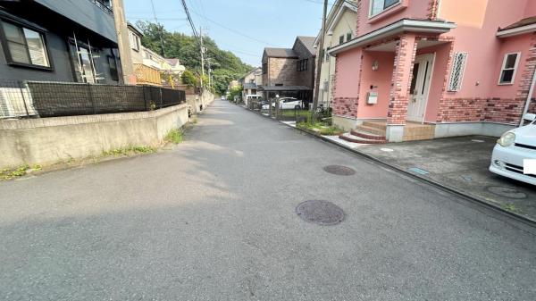 厚木市みはる野２丁目 中古戸建 前面道路含む現地写真