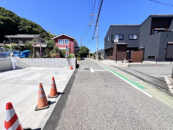 伊勢原市沼目４丁目 戸建 前面道路含む現地写真