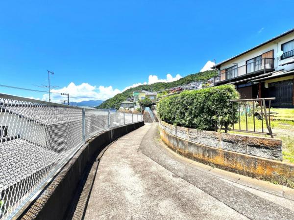 秦野市曽屋 中古戸建 前面道路含む現地写真