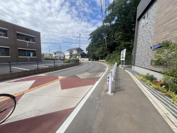 稲毛・萩台町1号棟 前面道路含む現地写真