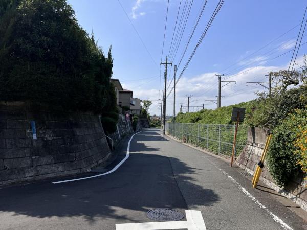 町田市つくし野１丁目 中古戸建 前面道路含む現地写真