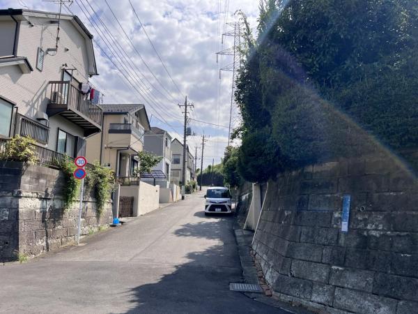 町田市つくし野１丁目 中古戸建 前面道路含む現地写真