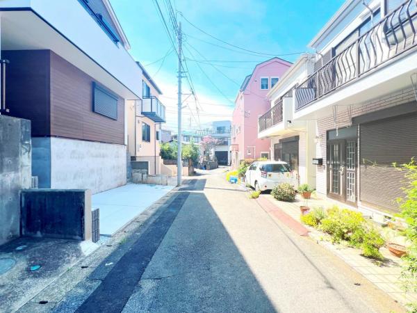 川崎市宮前区犬蔵２丁目 戸建 前面道路含む現地写真