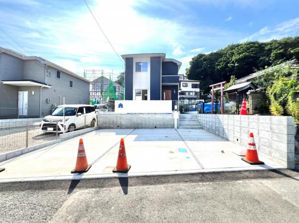 伊勢原市沼目４丁目 戸建 前面道路含む現地写真