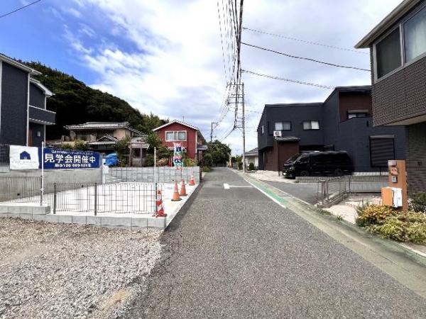 伊勢原市沼目４丁目 戸建 前面道路含む現地写真