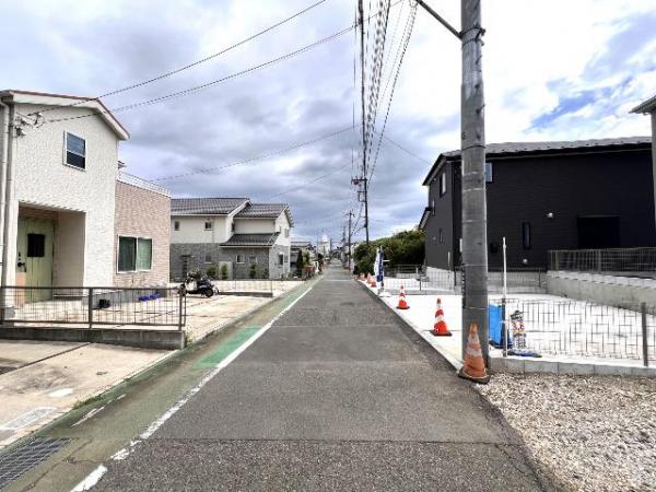 伊勢原市沼目４丁目 戸建 前面道路含む現地写真