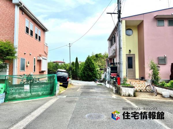 秦野市曽屋 中古戸建 前面道路含む現地写真