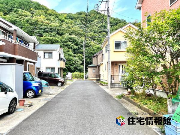 秦野市曽屋 中古戸建 前面道路含む現地写真