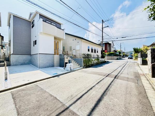 横須賀市岩戸３丁目 戸建 前面道路含む現地写真