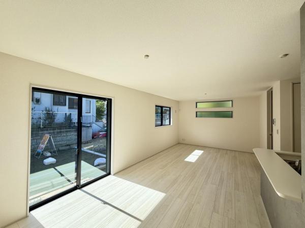 横須賀市湘南鷹取６丁目 戸建 リビングダイニング