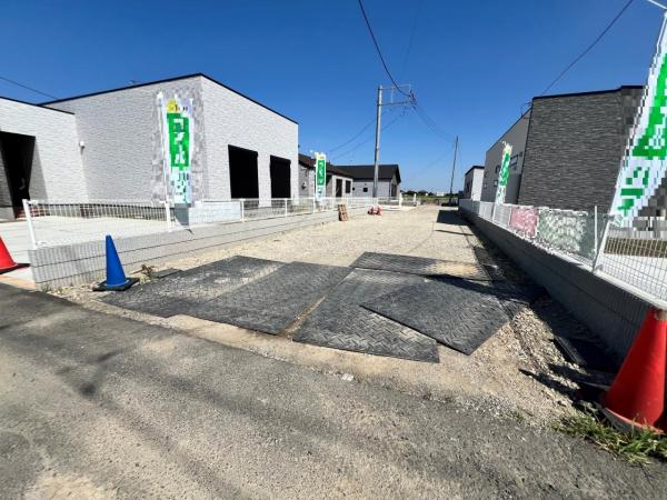 加須市上三俣 戸建 前面道路含む現地写真