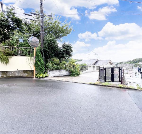 横浜市栄区公田町 中古戸建 前面道路含む現地写真