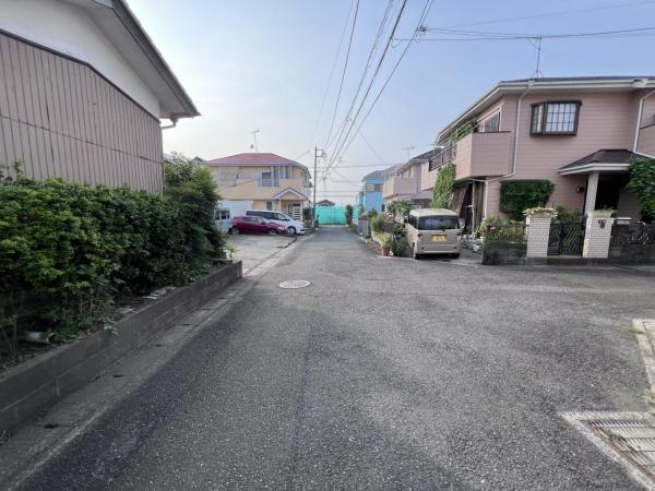 高座郡寒川町小谷３丁目 中古戸建 前面道路含む現地写真