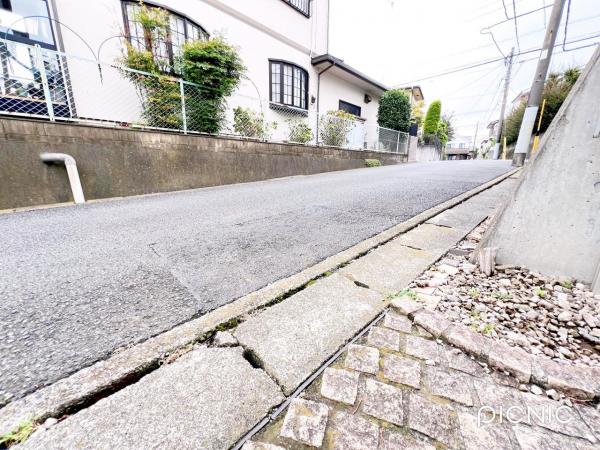 川崎市宮前区犬蔵一丁目戸建 前面道路含む現地写真