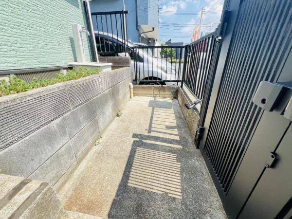 横浜市瀬谷区北新 中古戸建 玄関(共用部)