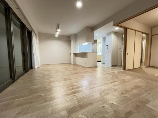 The　NOBUTO　HILLS　FOREST　COURT リビングダイニング