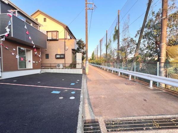 相模原市南区新戸 戸建   前面道路含む現地写真