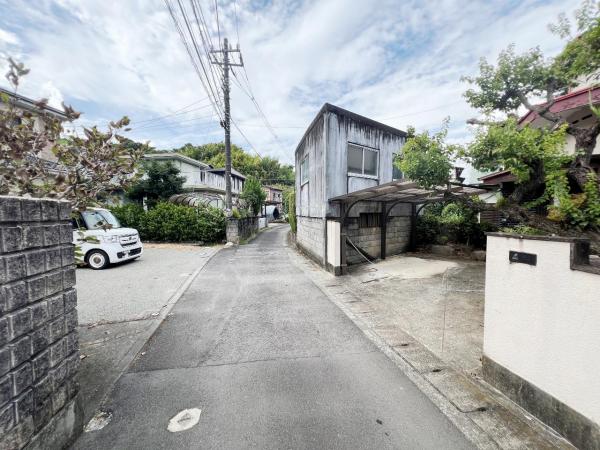 小田原市穴部 中古戸建 前面道路含む現地写真