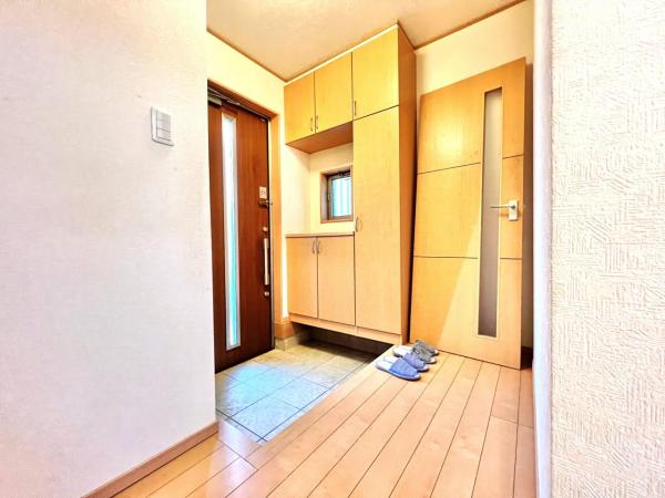 伊勢原市上粕屋 中古戸建 玄関