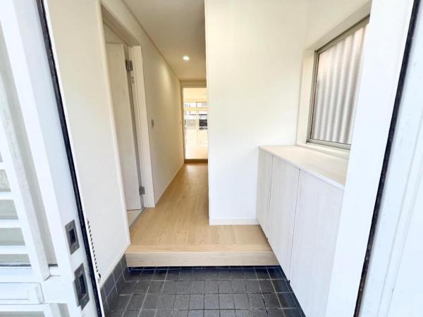 横浜市金沢区高舟台２丁目 中古戸建 玄関