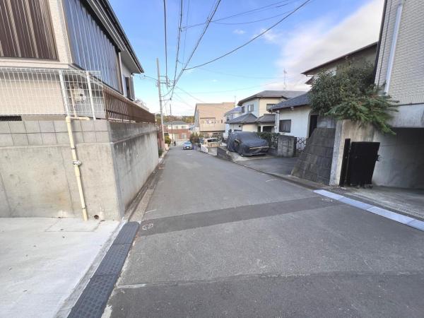 町田市真光寺３丁目 中古戸建 前面道路含む現地写真