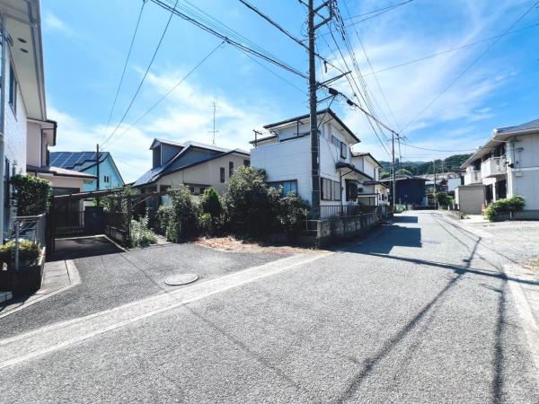 伊勢原市坪ノ内 中古戸建 前面道路含む現地写真