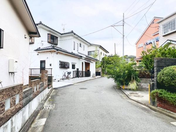 横浜市栄区東上郷町 中古戸建 前面道路含む現地写真