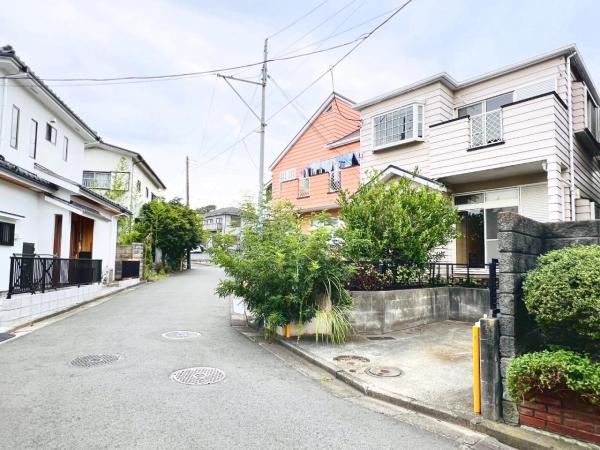横浜市栄区東上郷町 中古戸建 前面道路含む現地写真