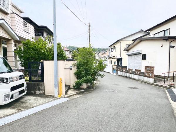 横浜市栄区東上郷町 中古戸建 前面道路含む現地写真