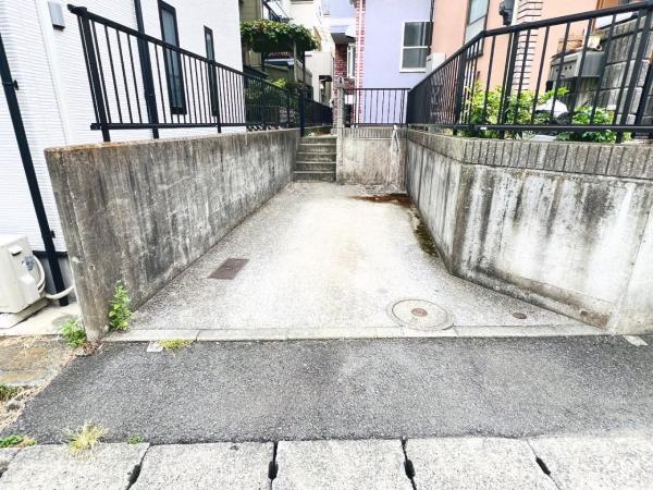 横浜市栄区中野町 中古戸建 駐車場