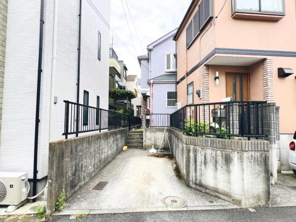 横浜市栄区中野町 中古戸建 駐車場