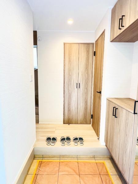 横浜市磯子区岡村３丁目 中古戸建 玄関