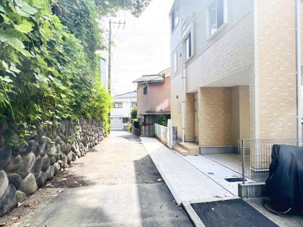 横浜市磯子区岡村３丁目 中古戸建 前面道路含む現地写真