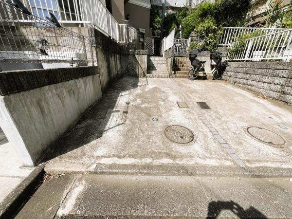 大和市下鶴間戸建5 前面道路含む現地写真