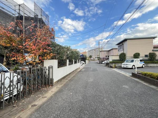千葉花見川区さつきが丘2丁目24ー2期 前面道路含む現地写真