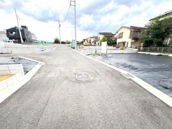 綾瀬市深谷上６丁目 土地 前面道路含む現地写真