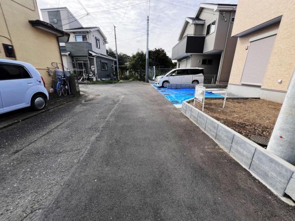 武蔵村山市伊奈平５丁目 戸建 前面道路含む現地写真