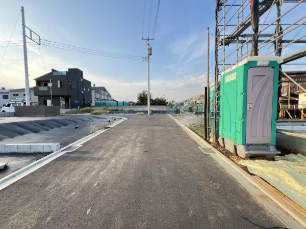 綾瀬市深谷上６丁目 土地 前面道路含む現地写真