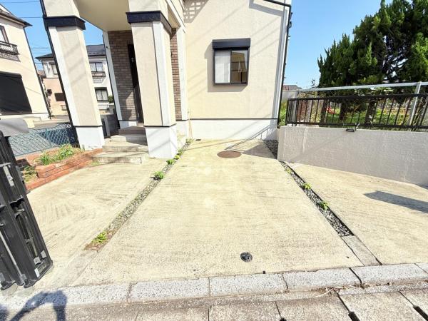 千葉市中央区生実町 中古戸建 駐車場