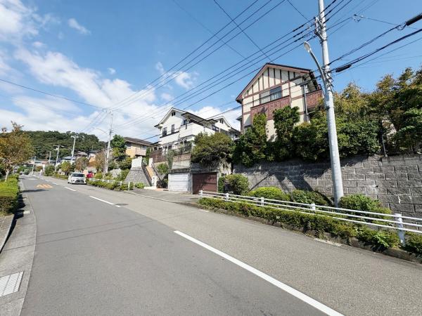 中郡二宮町緑が丘３丁目 中古戸建 前面道路含む現地写真