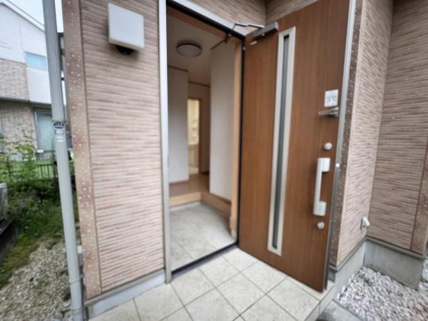 伊勢原市上粕屋 中古戸建 玄関