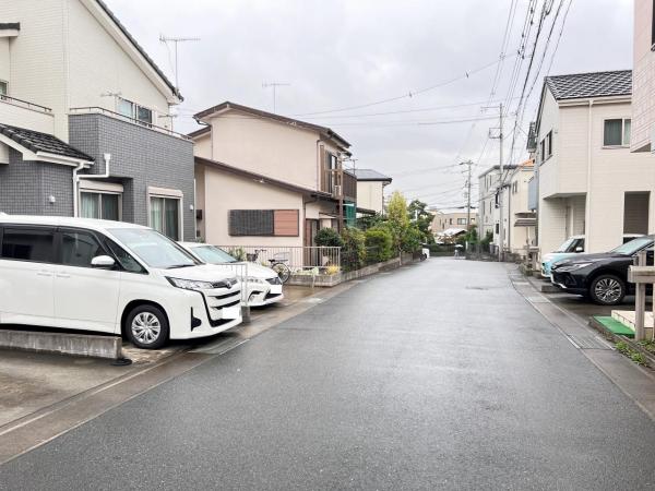 伊勢原市上粕屋 中古戸建 前面道路含む現地写真