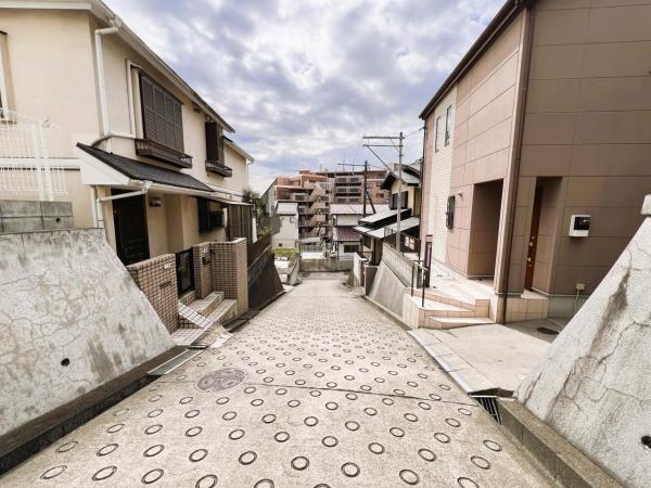 座間市広野台１丁目 中古戸建 前面道路含む現地写真