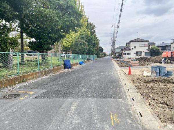 久喜市吉羽３丁目 土地 前面道路含む現地写真