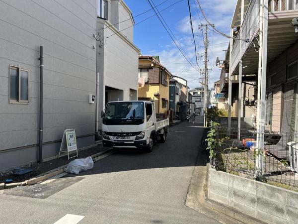 横浜市金沢区六浦東１丁目 戸建 前面道路含む現地写真