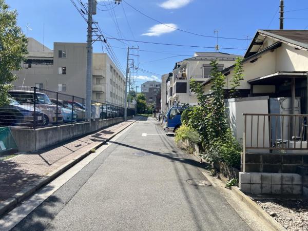 横浜市金沢区六浦東１丁目 戸建 前面道路含む現地写真